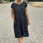 Nelia – Robe Fluide Imprimée à Col Rond Élégant